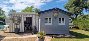 Chalet et caravane sur terrain privé , mer à pied